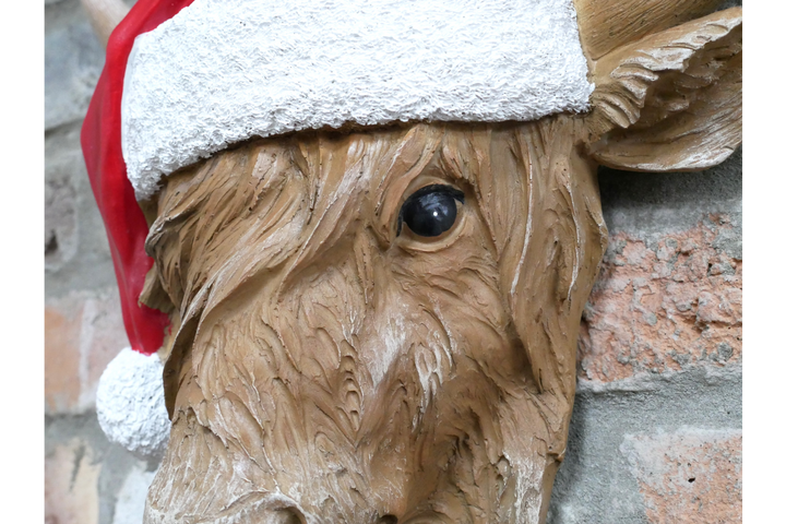 Christmas Cow Head Wall Decoration with Santa Hat – Festive Resin Holiday Décor