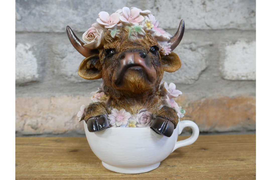 Highland Cow in Tea Cup Figurine – Decorative Animal Ornament
