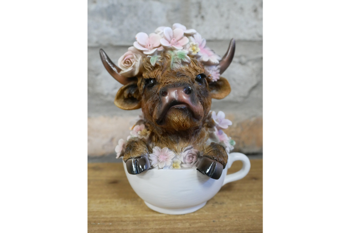 Highland Cow in Tea Cup Figurine – Decorative Animal Ornament