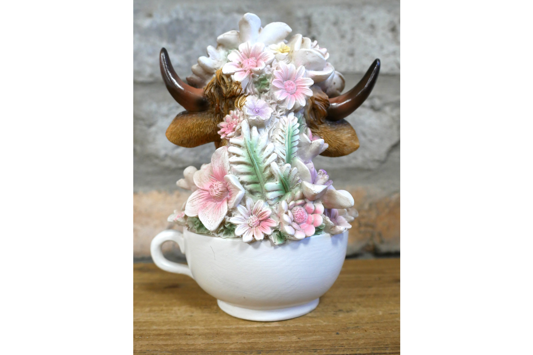 Highland Cow in Tea Cup Figurine – Decorative Animal Ornament