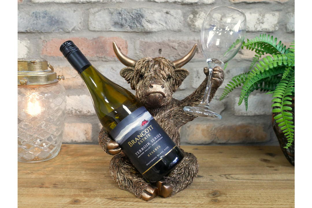 Highland Cow Wine & Glass Holder– Decorative Rustic Animal Wine Bottle Stand & Display
