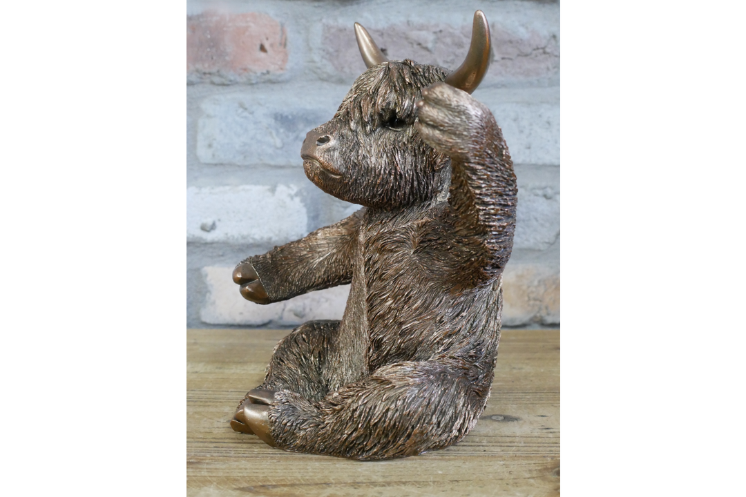 Highland Cow Wine & Glass Holder– Decorative Rustic Animal Wine Bottle Stand & Display