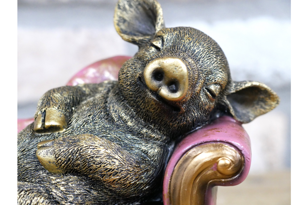 Pig on Chaise Lounge Ornament – Quirky Animal Figurine & Unique Home Décor