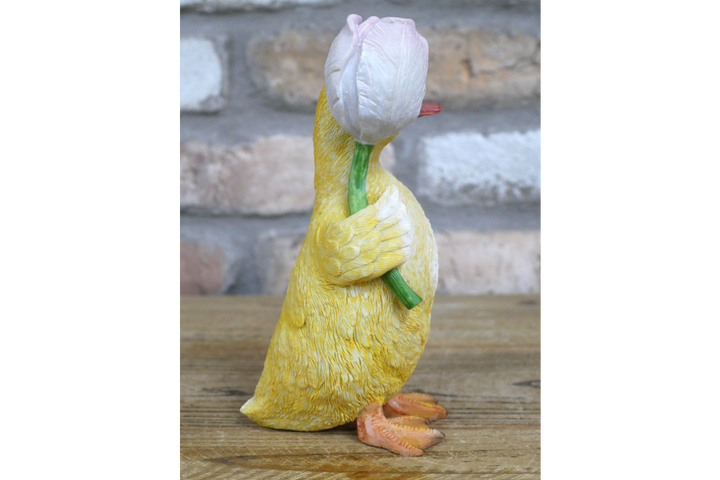 Duck with Flower Ornament – Cute Farmyard Bird Figurine & Charming Home Décor