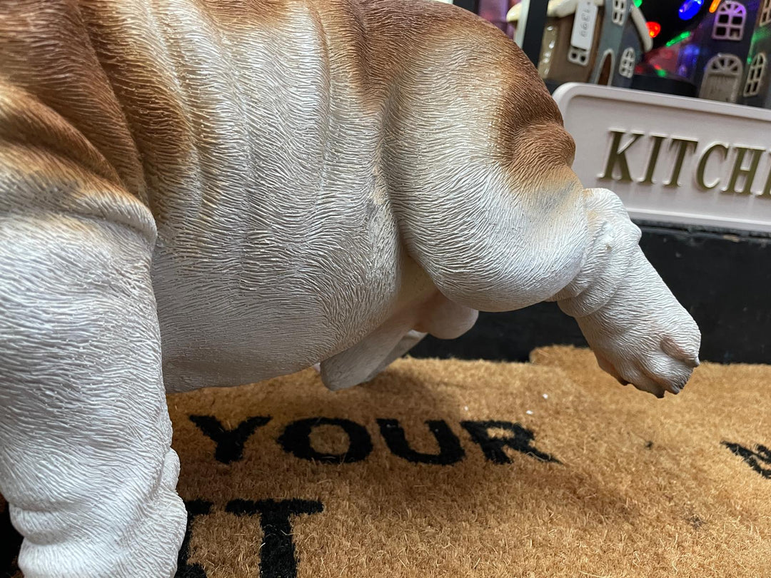 Bulldog Peeing decorative resin ornament free standing