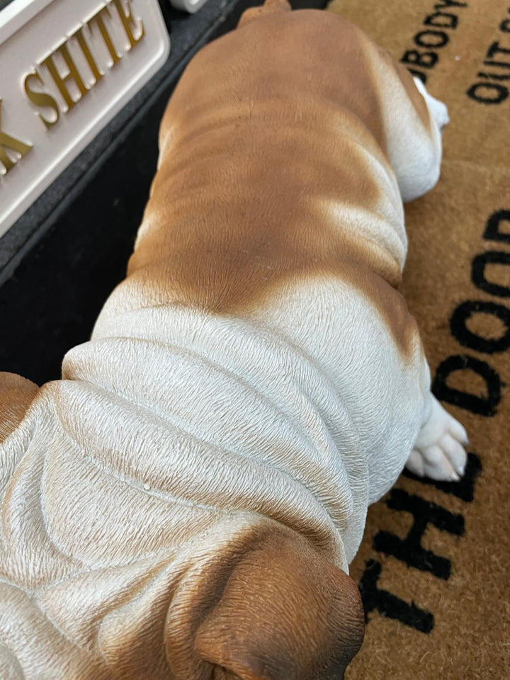 Bulldog Peeing decorative resin ornament free standing