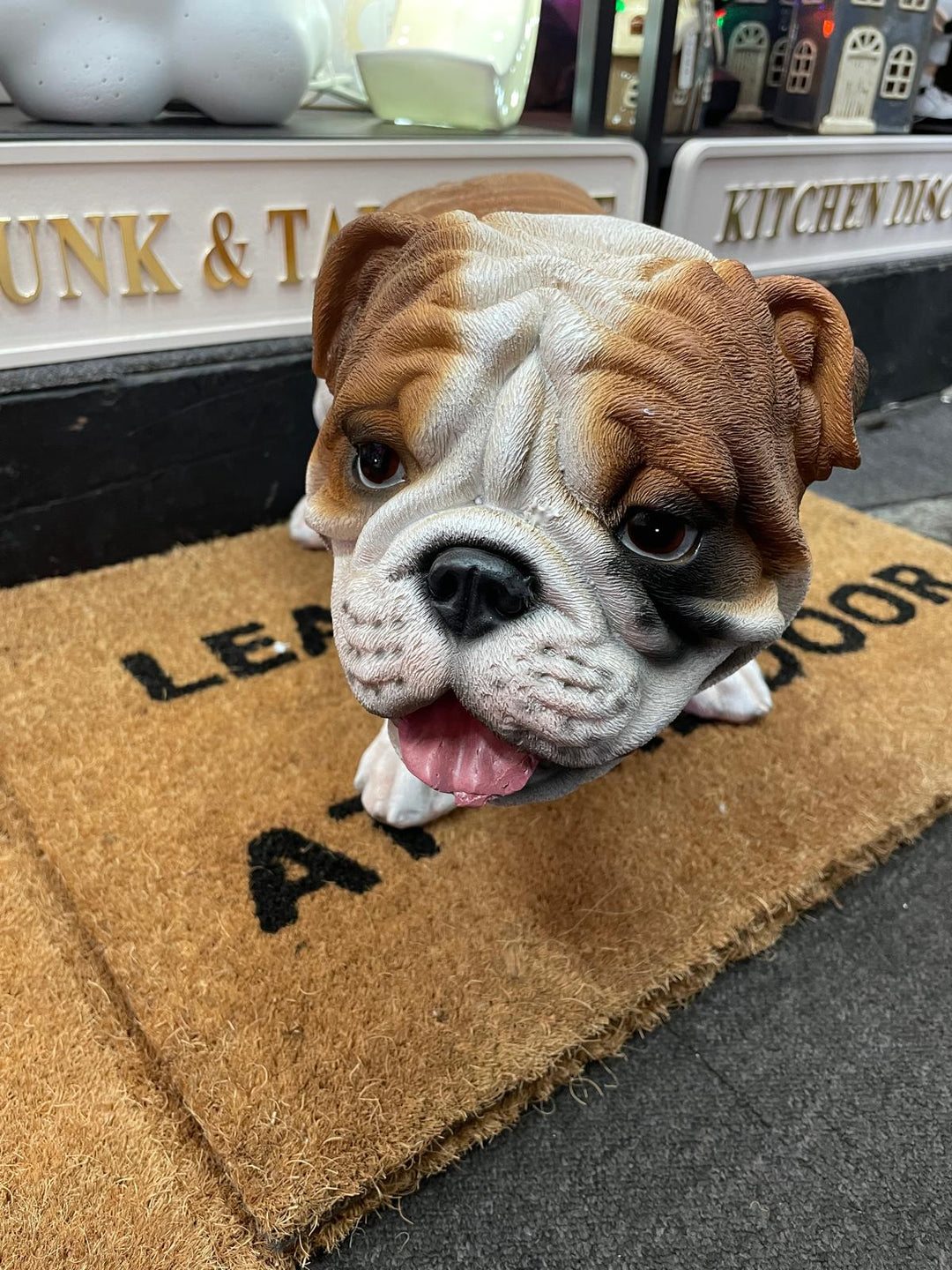 Bulldog Peeing decorative resin ornament free standing