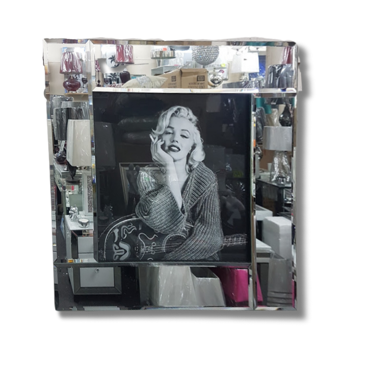 Glamorous Marilyn with Guitar in Liquid Art