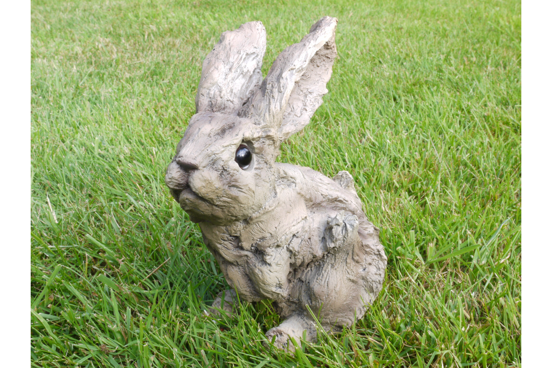 Wood Effect Sitting Rabbit Ornament – Decorative Bunny Figurine for Home or Garden