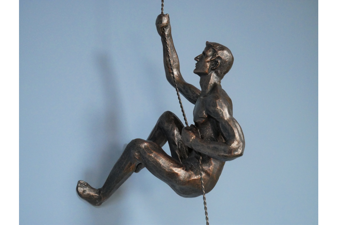 Abseiling Men Figurine – Wall Hanging Climbing Ornament Decor | Outdoor & Indoor Art