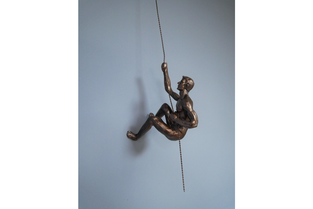 Abseiling Men Figurine – Wall Hanging Climbing Ornament Decor | Outdoor & Indoor Art