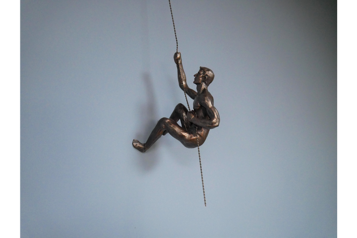 Abseiling Men Figurine – Wall Hanging Climbing Ornament Decor | Outdoor & Indoor Art