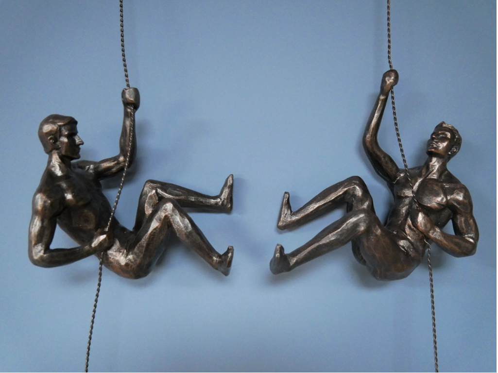 Abseiling Men Figurine – Wall Hanging Climbing Ornament Decor | Outdoor & Indoor Art