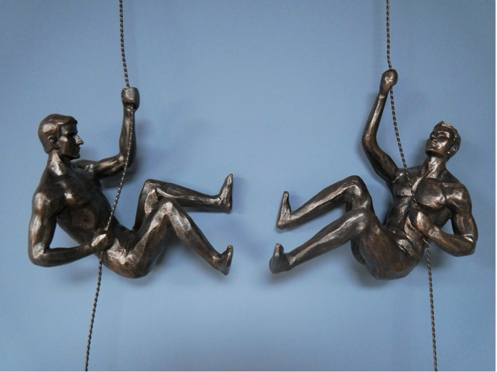 Abseiling Men Figurine – Wall Hanging Climbing Ornament Decor | Outdoor & Indoor Art