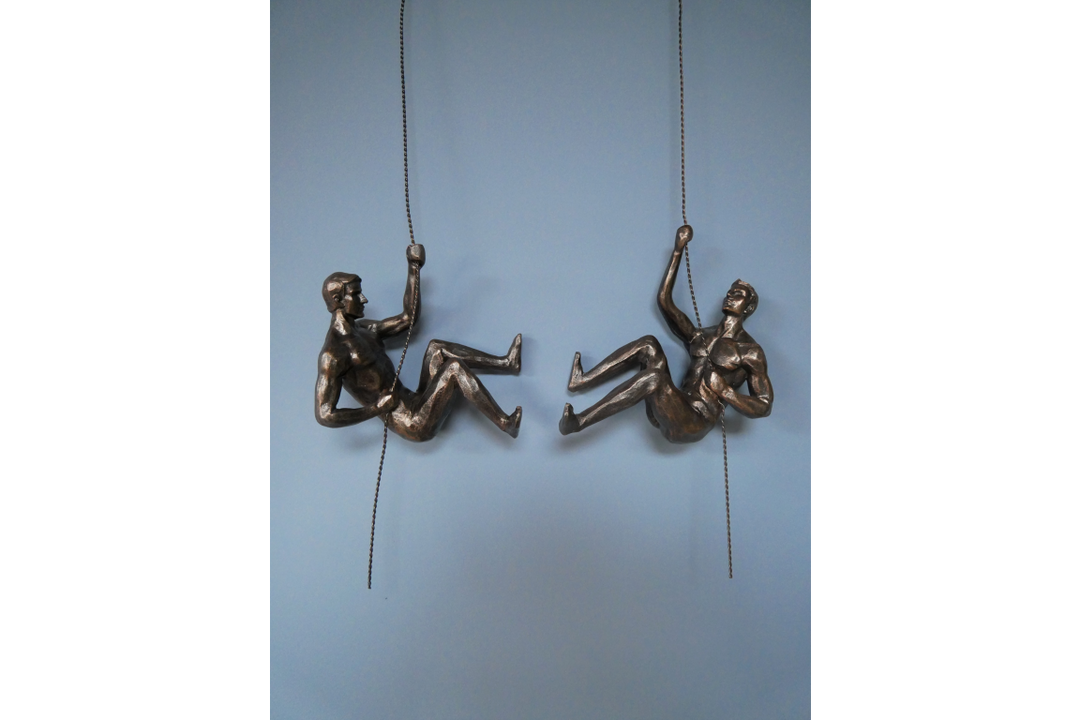 Abseiling Men Figurine – Wall Hanging Climbing Ornament Decor | Outdoor & Indoor Art