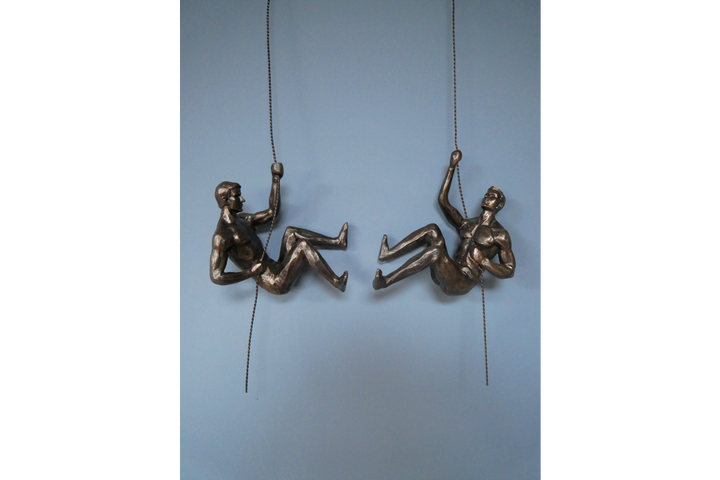 Abseiling Men Figurine – Wall Hanging Climbing Ornament Decor | Outdoor & Indoor Art