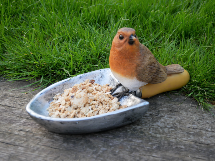 Robin on a spade feeder garden decor ornament
