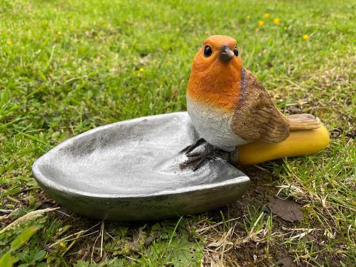 Robin on a spade feeder garden decor ornament