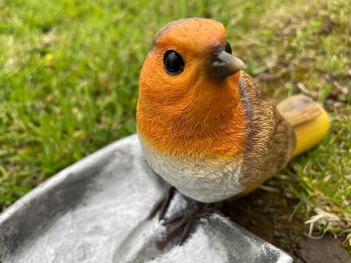 Robin on a spade feeder garden decor ornament