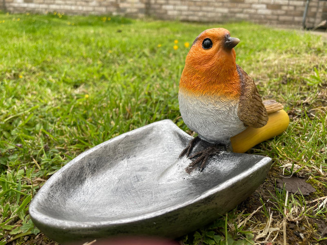Robin on a spade feeder garden decor ornament