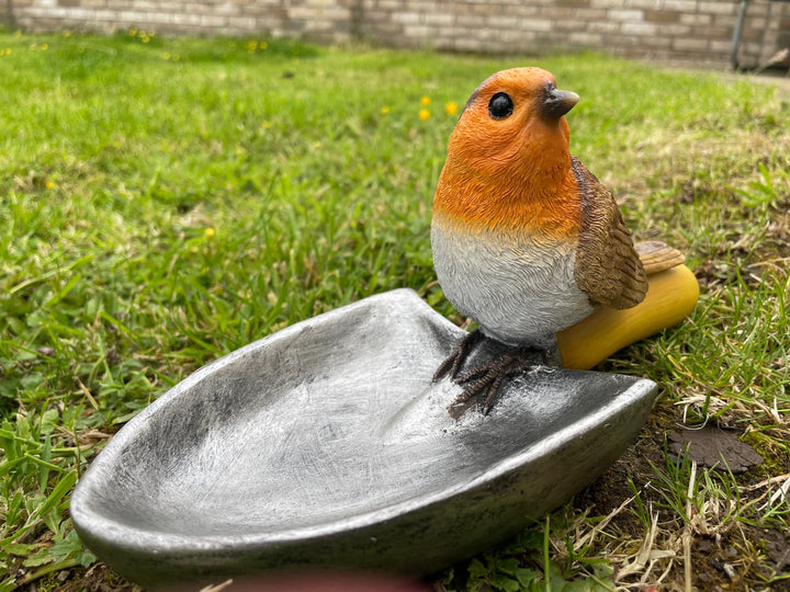 Robin on a spade feeder garden decor ornament
