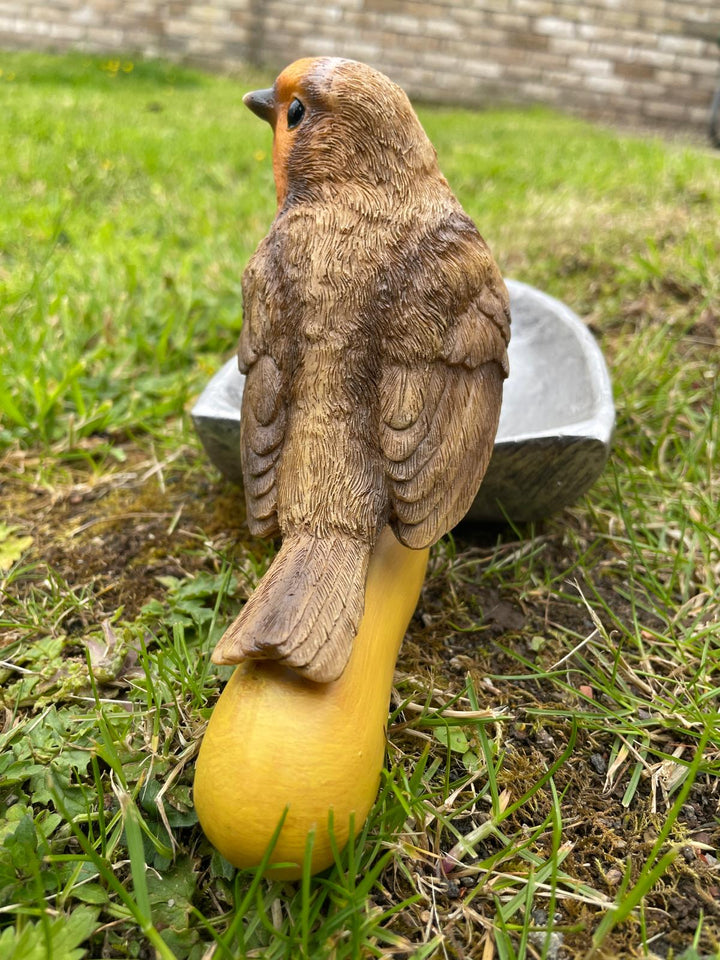 Robin on a spade feeder garden decor ornament