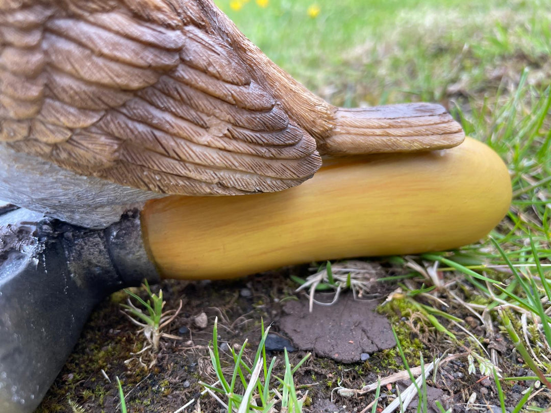 Robin on a spade feeder garden decor ornament