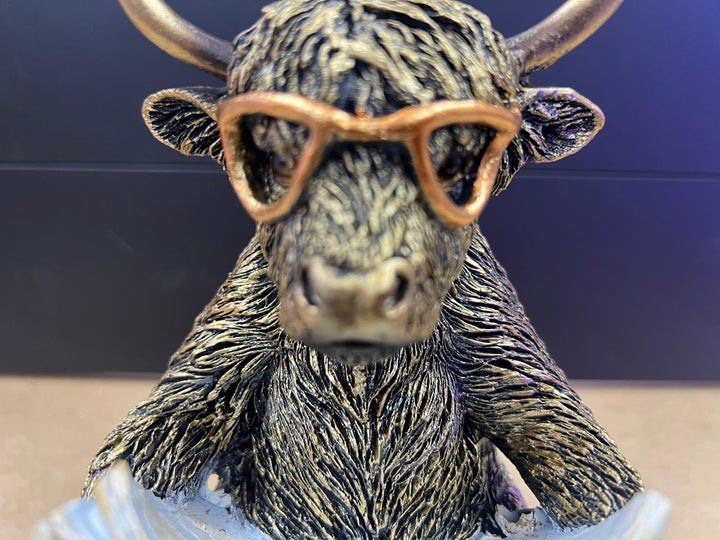 Highland Cow on Toilet Resin Ornament – Funny Bathroom Decoration Quirky Farm Animal Figurine