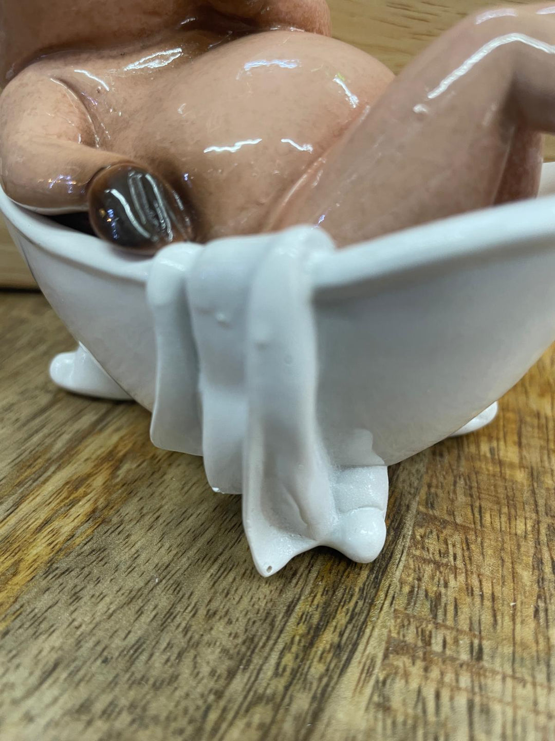 Pigs in tub, on the loo with mobile phone ornament quirky toilet bathroom decor