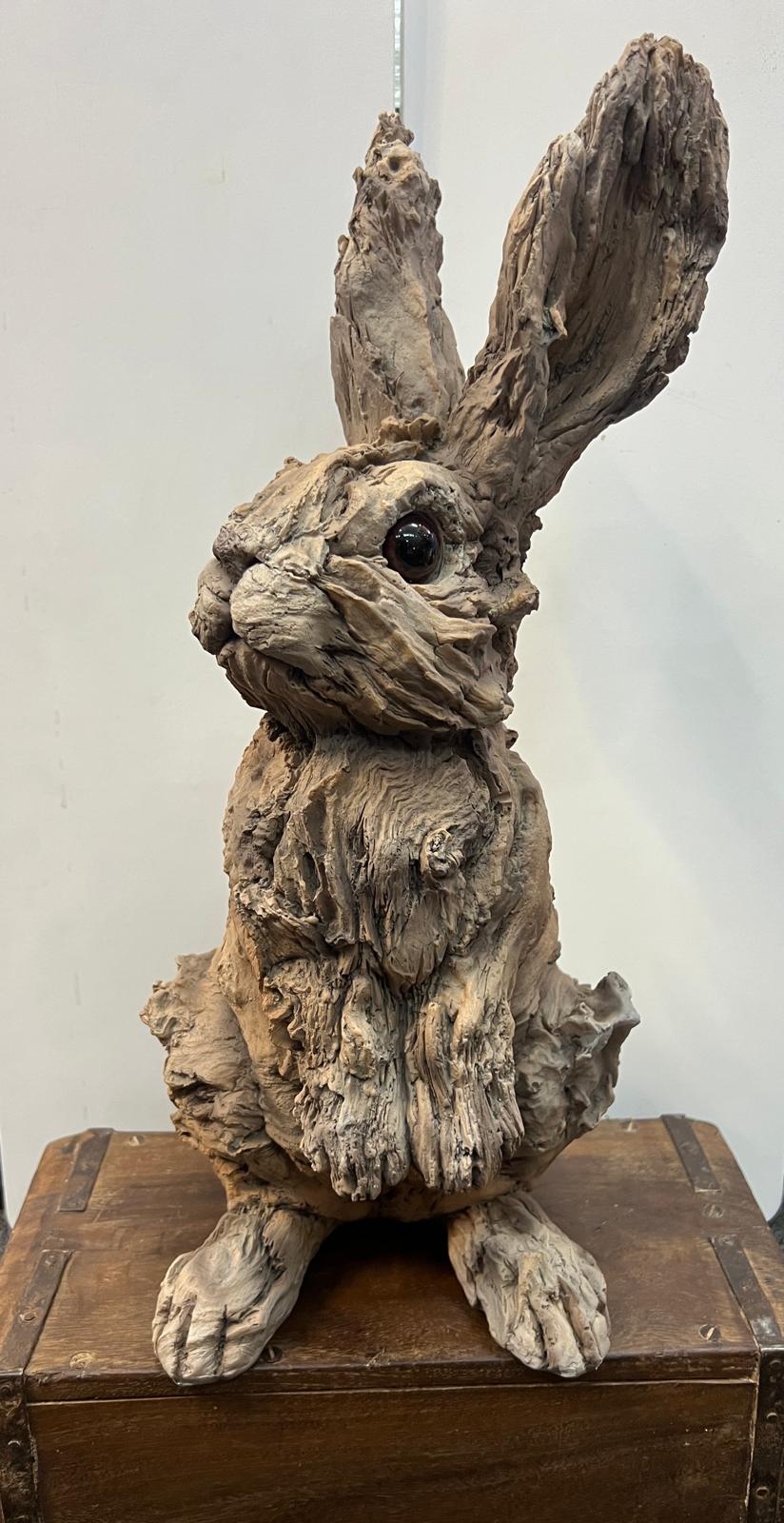 Wood Effect Sitting Rabbit Ornament – Decorative Bunny Figurine for Home or Garden