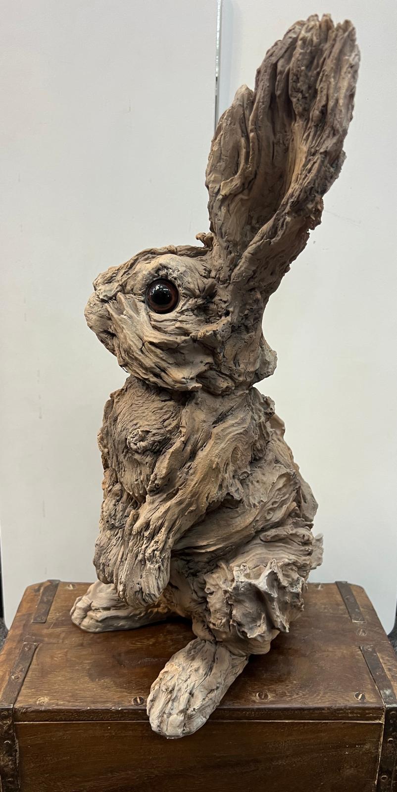 Wood Effect Sitting Rabbit Ornament – Decorative Bunny Figurine for Home or Garden