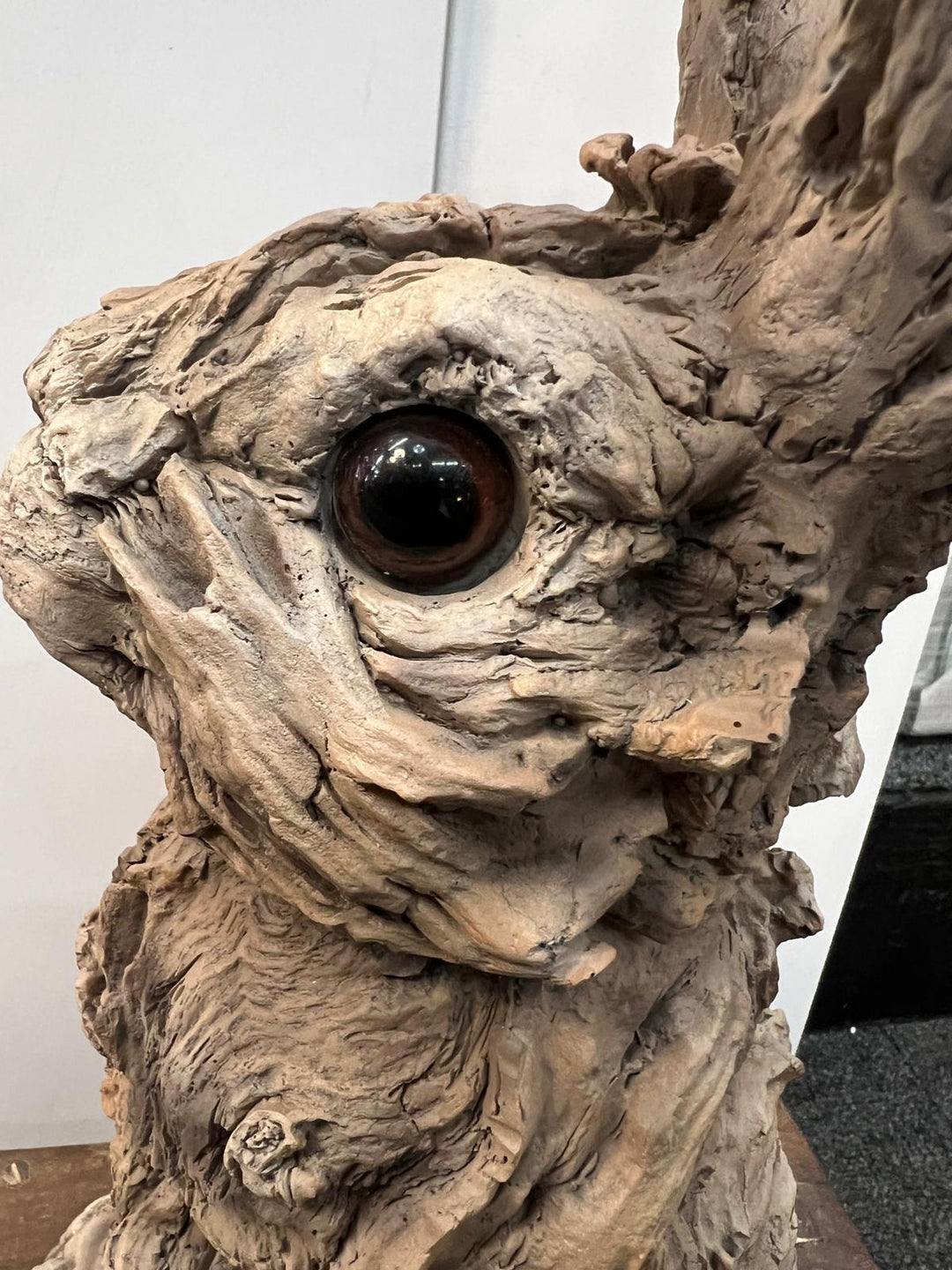 Wood Effect Sitting Rabbit Ornament – Decorative Bunny Figurine for Home or Garden