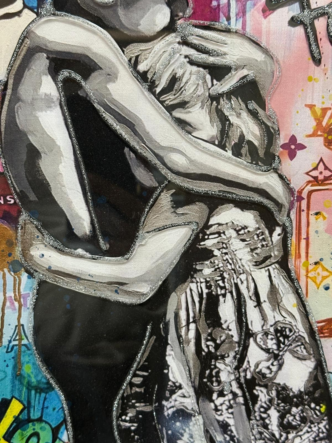 H.58CM-Black Framed Siblings Hugging Banksy Wall Art with Liquid Resin Finish home décor