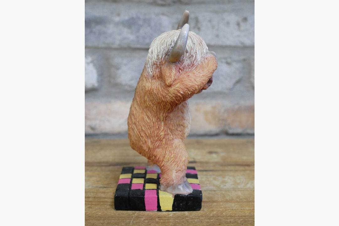 Funny Cow Resin Ornament – Cute Highland Cow Figurine for Home Decor,Living Rooms