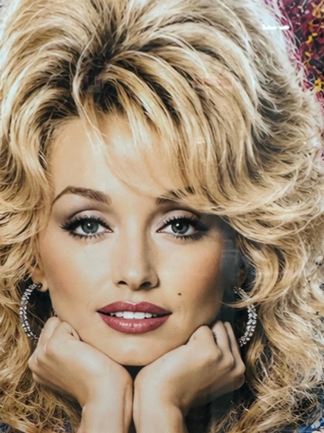 Dolly Parton Wall Art – Multi-Colour Liquid Art Picture with White Frame, Celebrity Music Décor