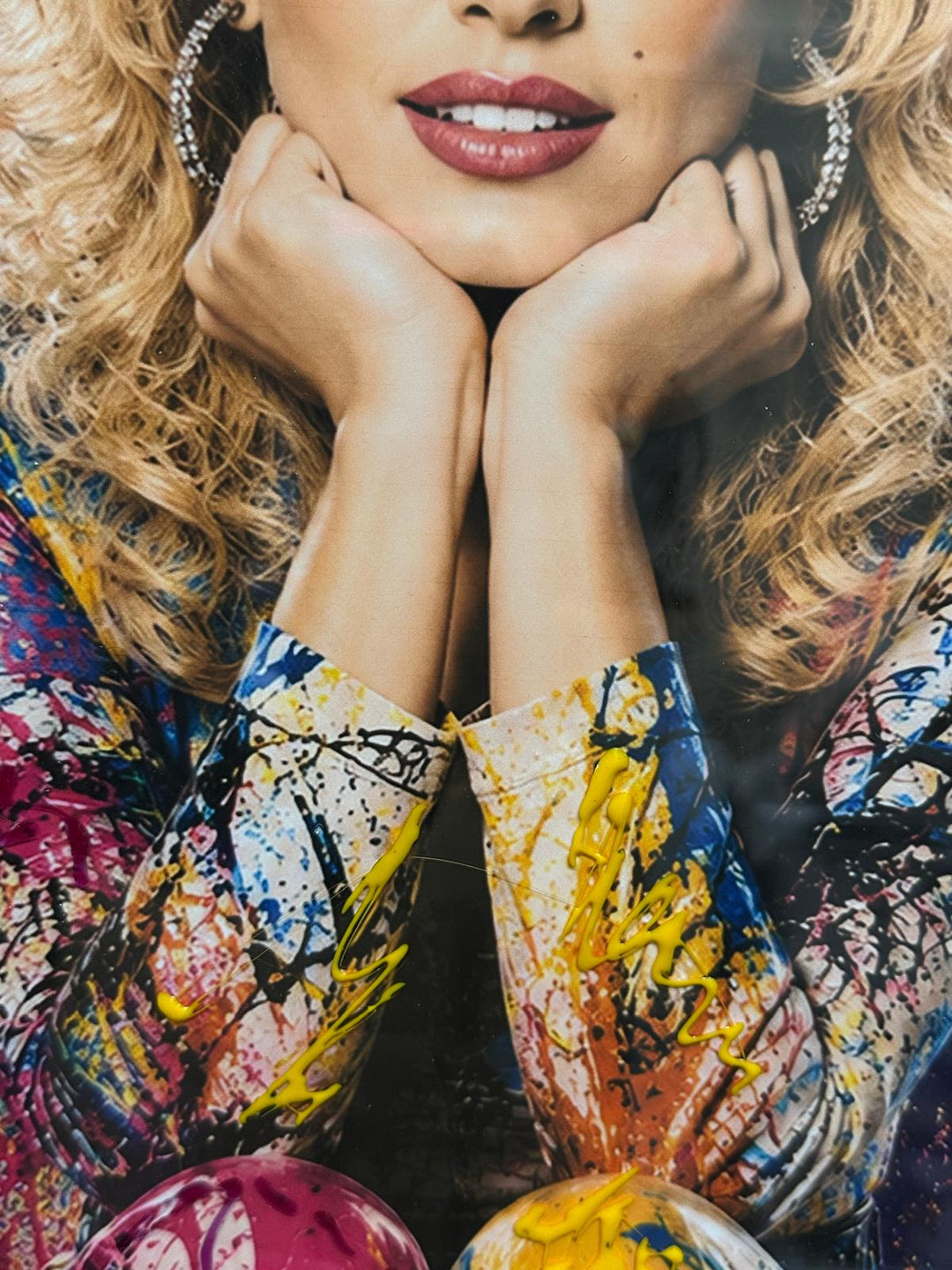 Dolly Parton Wall Art – Multi-Colour Liquid Art Picture with White Frame, Celebrity Music Décor