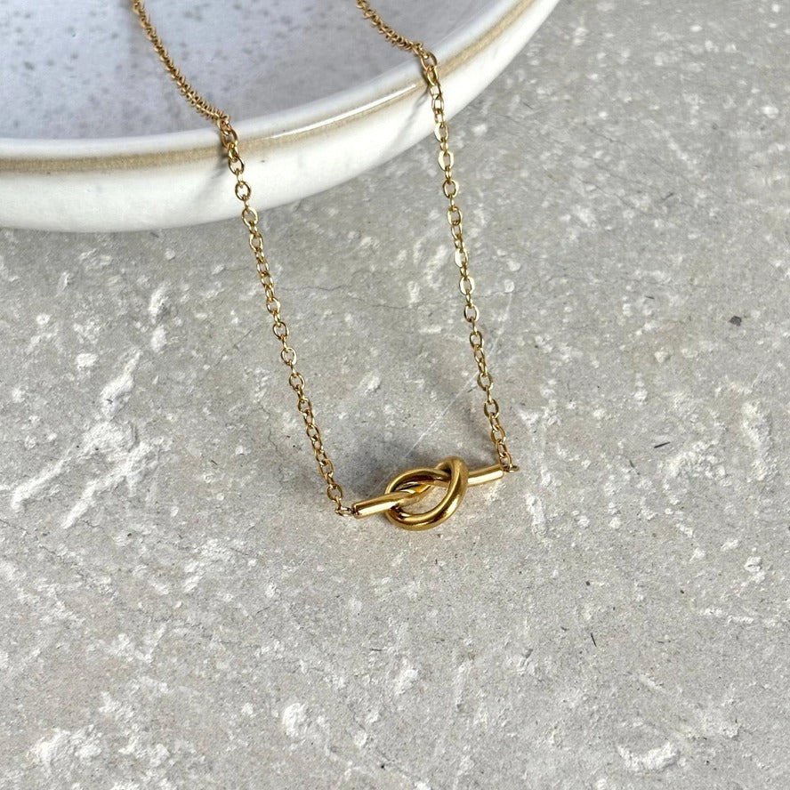 Tarnish Resistant Knot Necklace – Waterproof Hypoallergenic PVD Gold Plated Stainless Steel