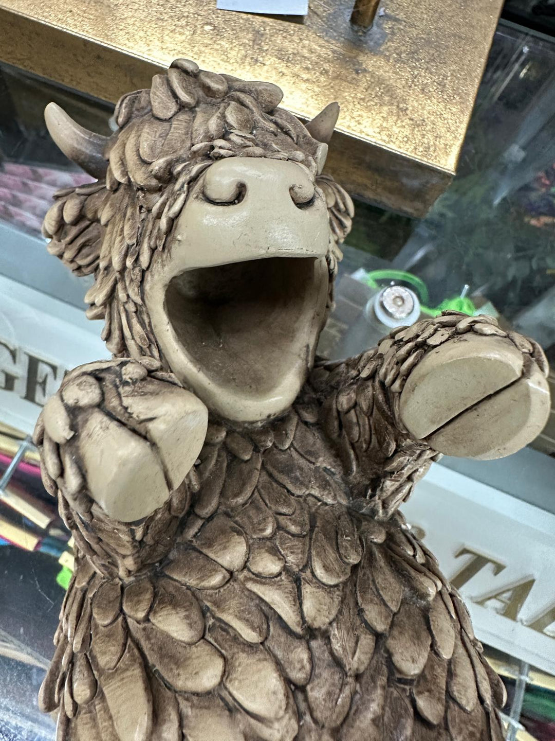 Highland Cow Wine Bottle Holder | Wood Effect Resin Ornament for Kitchen & Home Bar